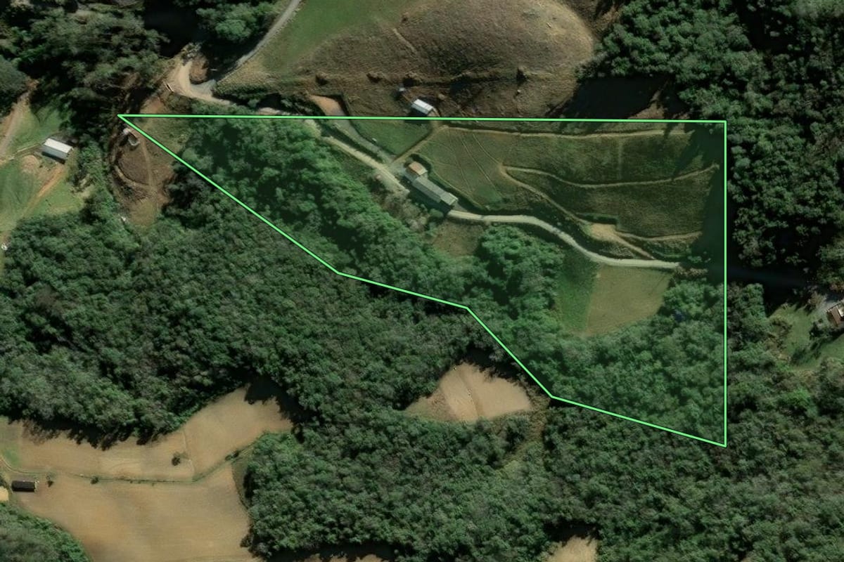 Imagem de satélite do imóvel rural em Leoberto Leal (SC), com o contorno declarado no CAR desenhado por cima.