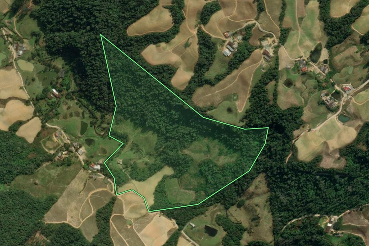 Imagem de satélite do imóvel rural em Leoberto Leal (SC), com o contorno declarado no CAR desenhado por cima.