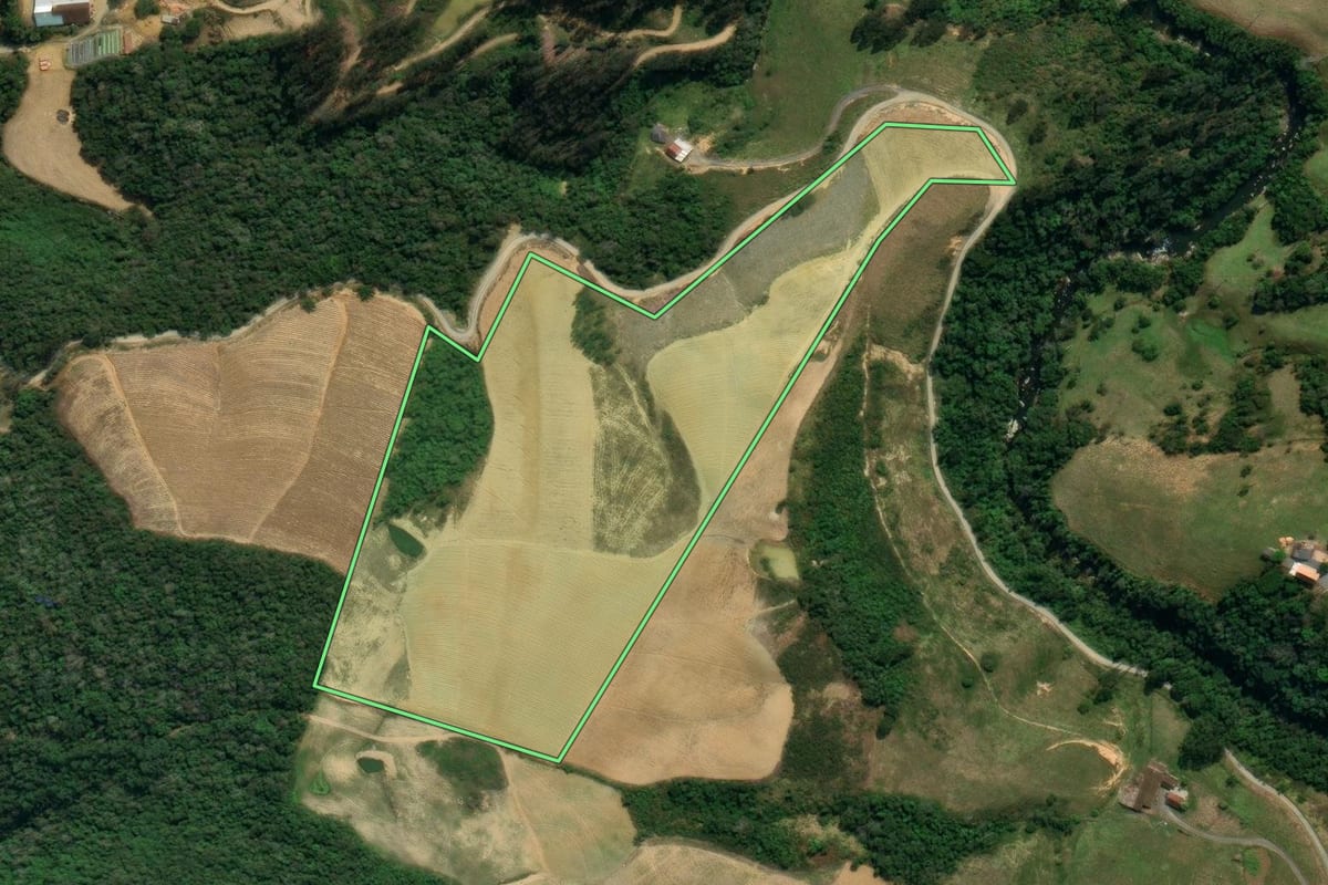 Imagem de satélite do imóvel rural em Leoberto Leal (SC), com o contorno declarado no CAR desenhado por cima.
