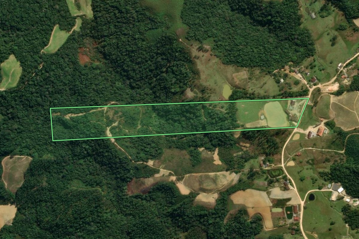 Imagem de satélite do imóvel rural em Leoberto Leal (SC), com o contorno declarado no CAR desenhado por cima.