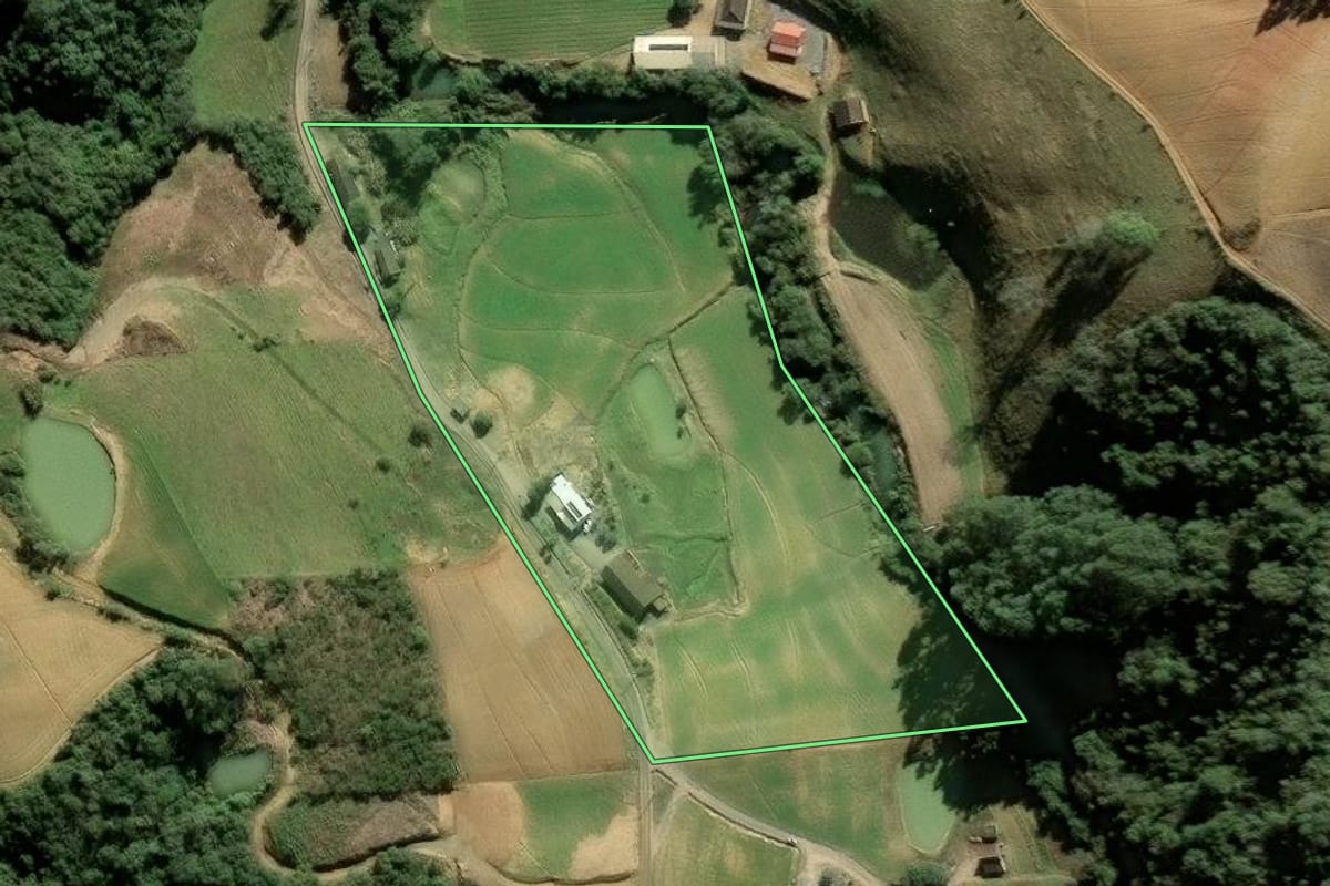 Imagem de satélite do imóvel rural em Leoberto Leal (SC), com o contorno declarado no CAR desenhado por cima.