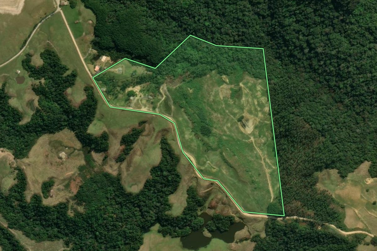 Imagem de satélite do imóvel rural em Angelina (SC), com o contorno declarado no CAR desenhado por cima.