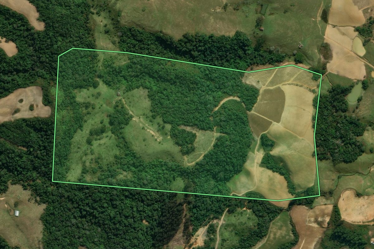 Imagem de satélite do imóvel rural em Leoberto Leal (SC), com o contorno declarado no CAR desenhado por cima.