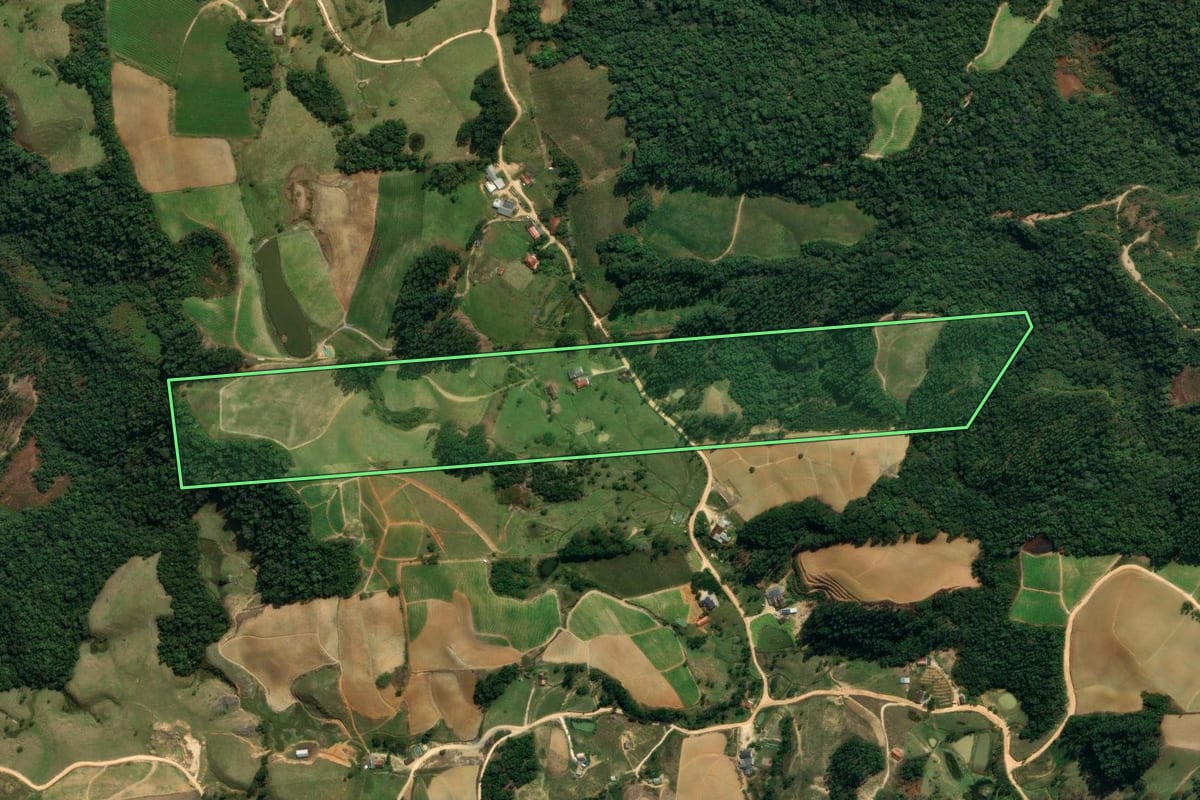 Imagem de satélite do imóvel rural em Leoberto Leal (SC), com o contorno declarado no CAR desenhado por cima.