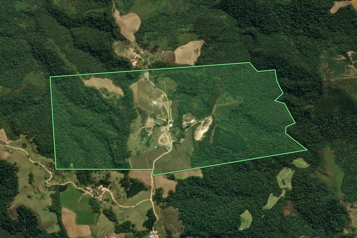 Imagem de satélite do imóvel rural em Leoberto Leal (SC), com o contorno declarado no CAR desenhado por cima.