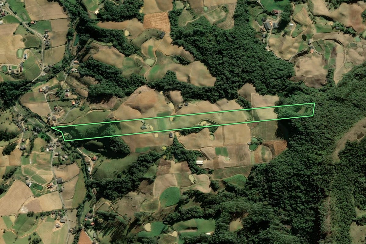 Imagem de satélite do imóvel rural em Leoberto Leal (SC), com o contorno declarado no CAR desenhado por cima.