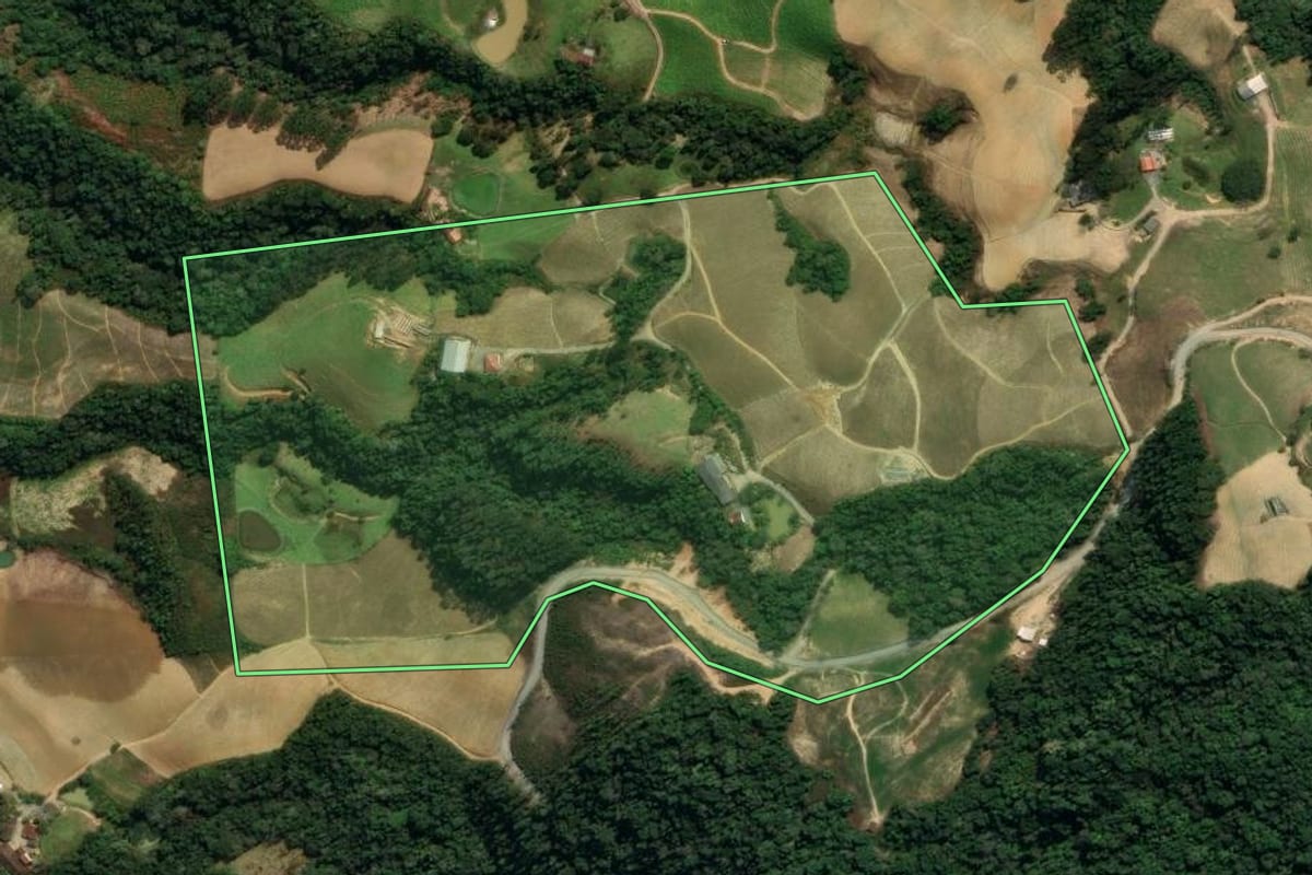 Imagem de satélite do imóvel rural em Leoberto Leal (SC), com o contorno declarado no CAR desenhado por cima.