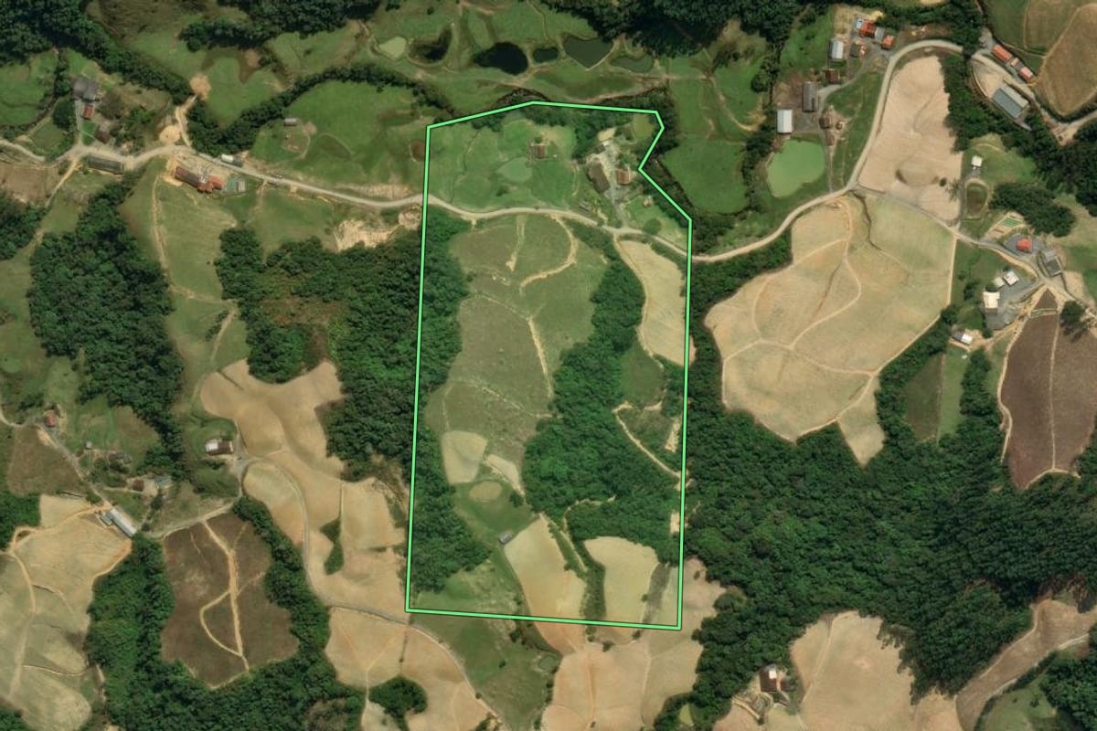 Imagem de satélite do imóvel rural em Leoberto Leal (SC), com o contorno declarado no CAR desenhado por cima.