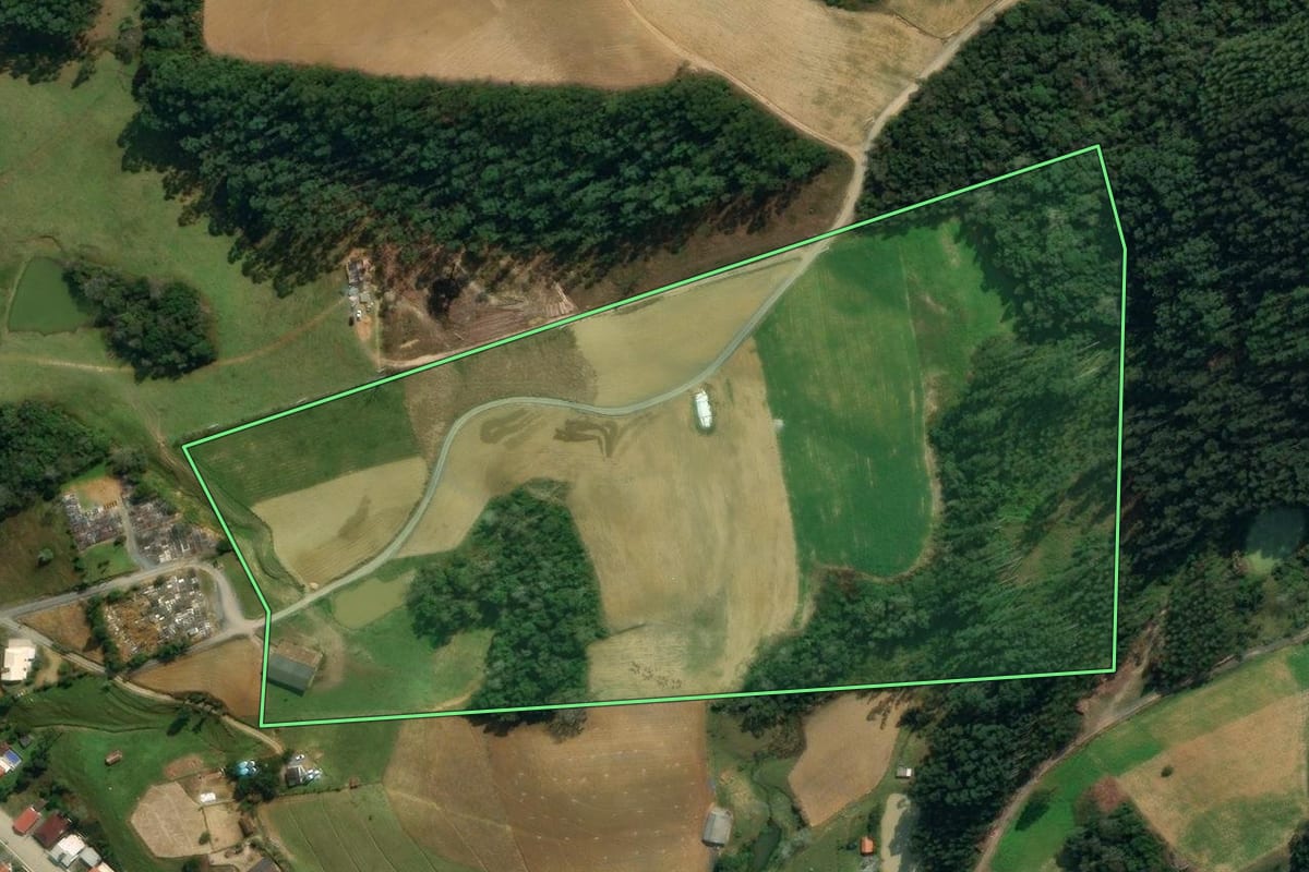 Imagem de satélite do imóvel rural em Leoberto Leal (SC), com o contorno declarado no CAR desenhado por cima.