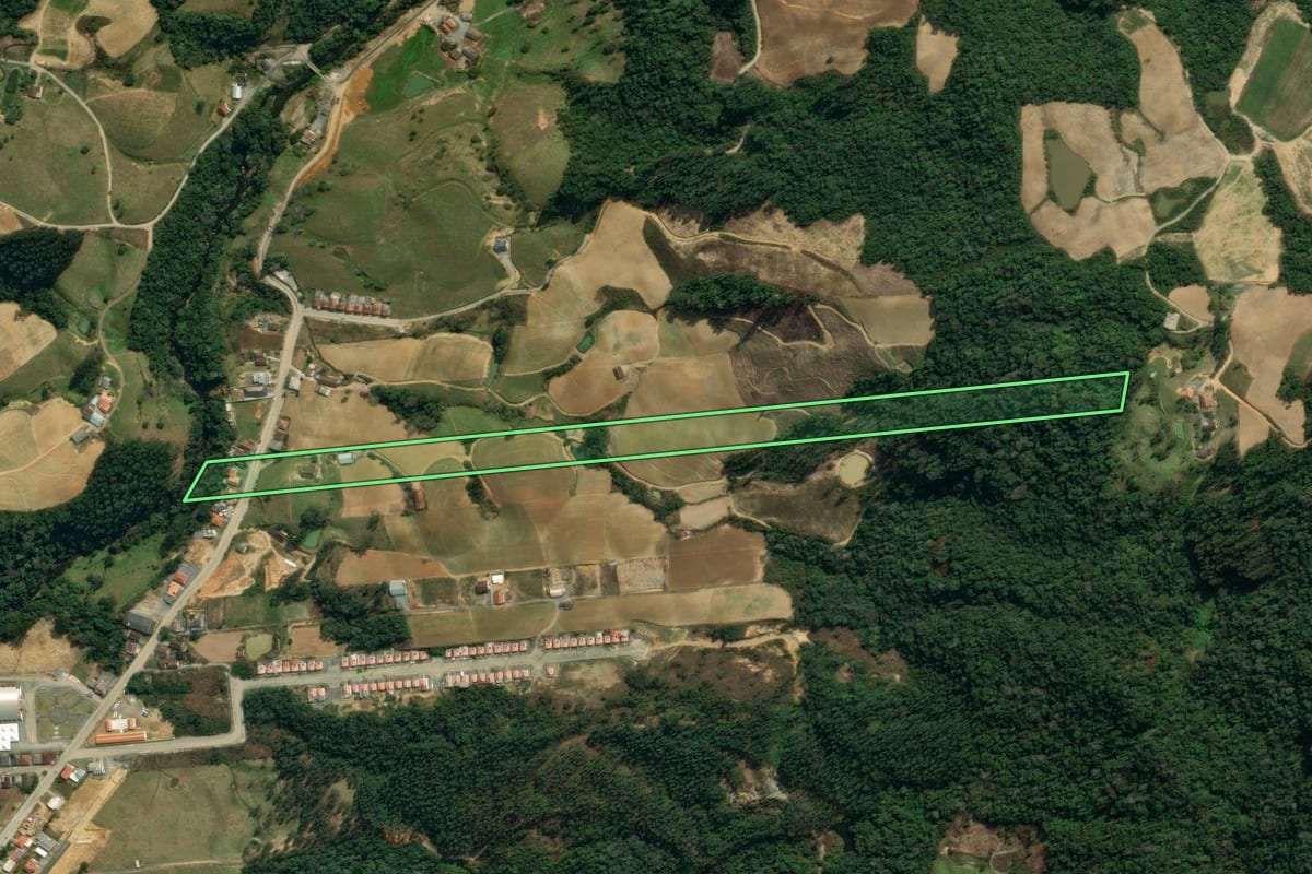 Imagem de satélite do imóvel rural em Leoberto Leal (SC), com o contorno declarado no CAR desenhado por cima.