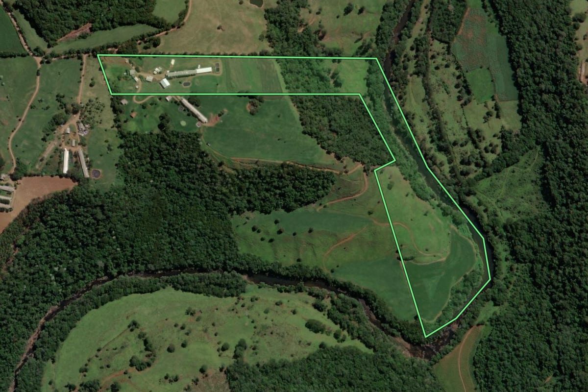 Imagem de satélite do imóvel rural em Lindóia do Sul (SC), com o contorno declarado no CAR desenhado por cima.