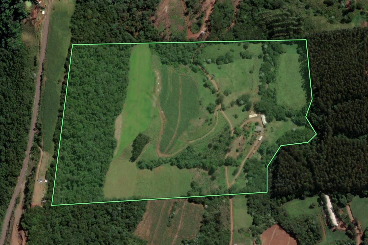 Imagem de satélite do imóvel rural em Lindóia do Sul (SC), com o contorno declarado no CAR desenhado por cima.
