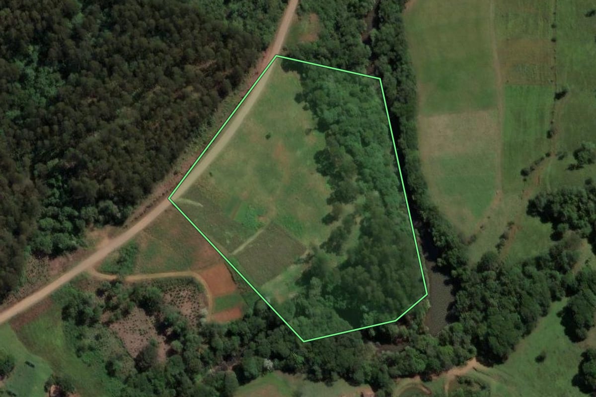 Imagem de satélite do imóvel rural em Lindóia do Sul (SC), com o contorno declarado no CAR desenhado por cima.