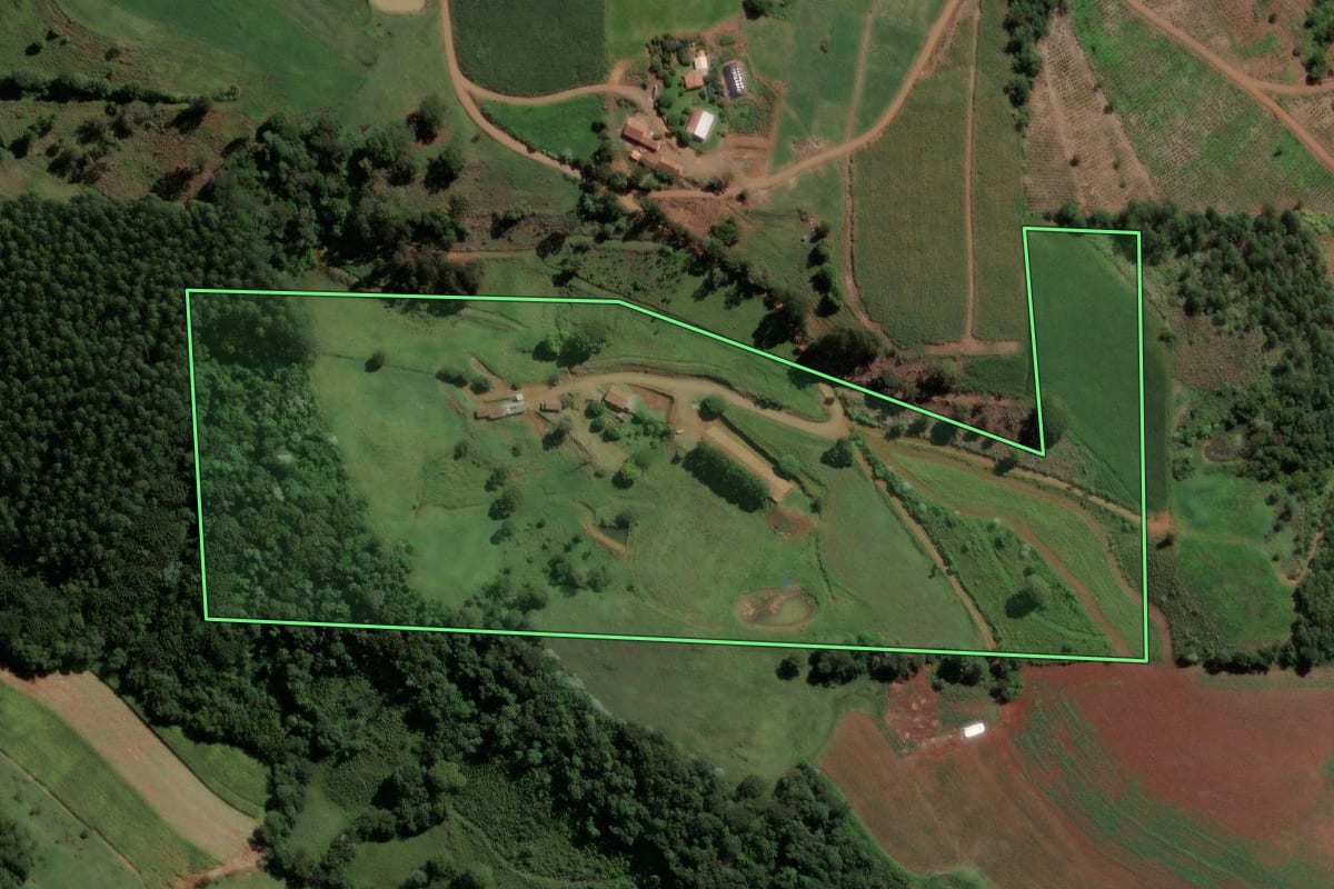 Imagem de satélite do imóvel rural em Lindóia do Sul (SC), com o contorno declarado no CAR desenhado por cima.