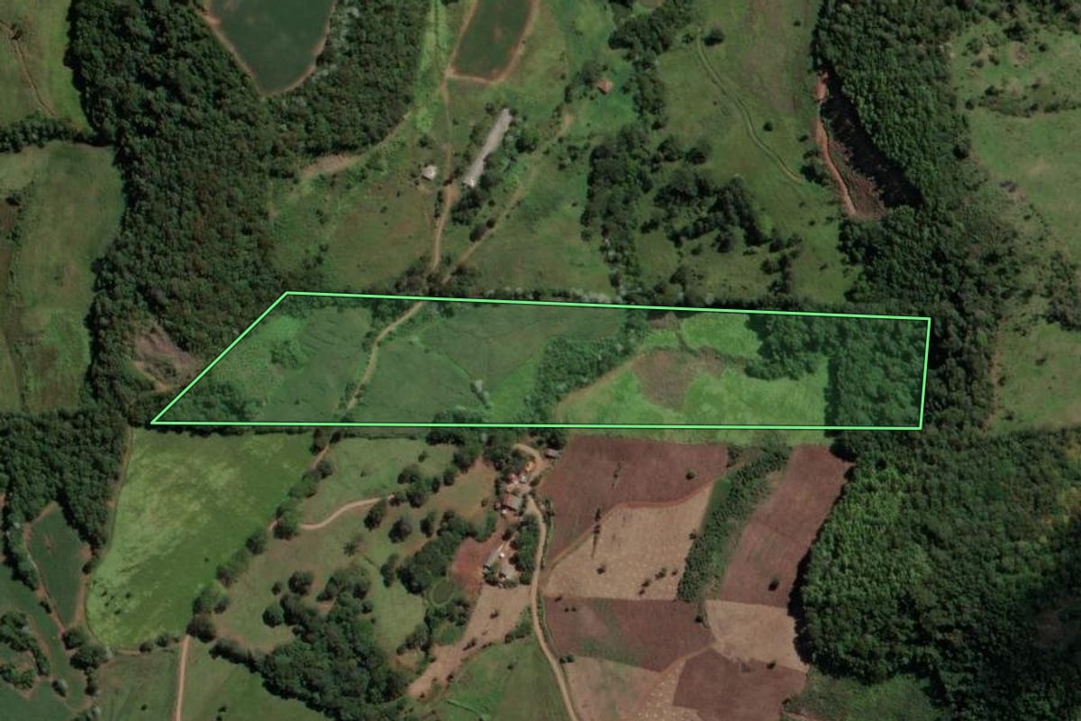 Imagem de satélite do imóvel rural em Lindóia do Sul (SC), com o contorno declarado no CAR desenhado por cima.