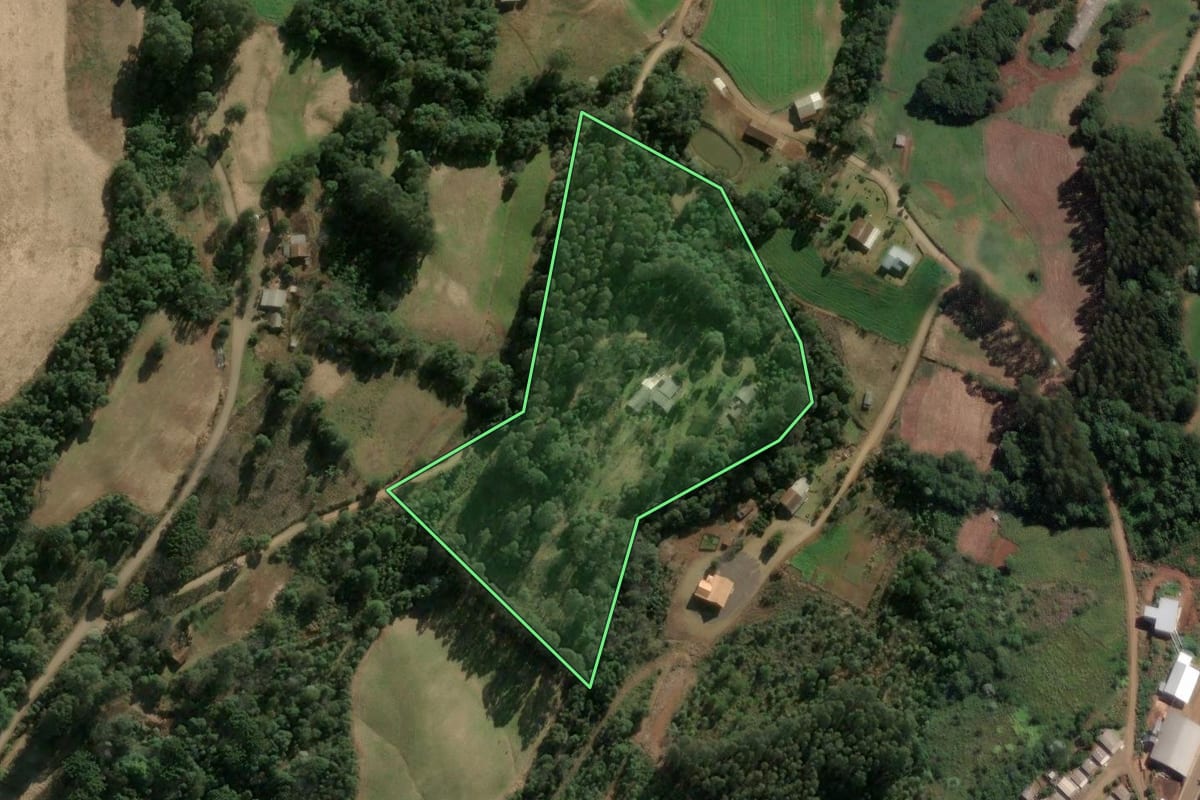 Imagem de satélite do imóvel rural em Lindóia do Sul (SC), com o contorno declarado no CAR desenhado por cima.
