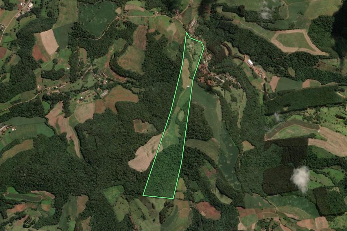Imagem de satélite do imóvel rural em Lindóia do Sul (SC), com o contorno declarado no CAR desenhado por cima.
