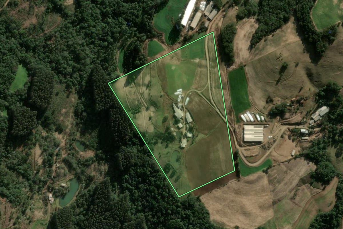 Imagem de satélite do imóvel rural em Lindóia do Sul (SC), com o contorno declarado no CAR desenhado por cima.