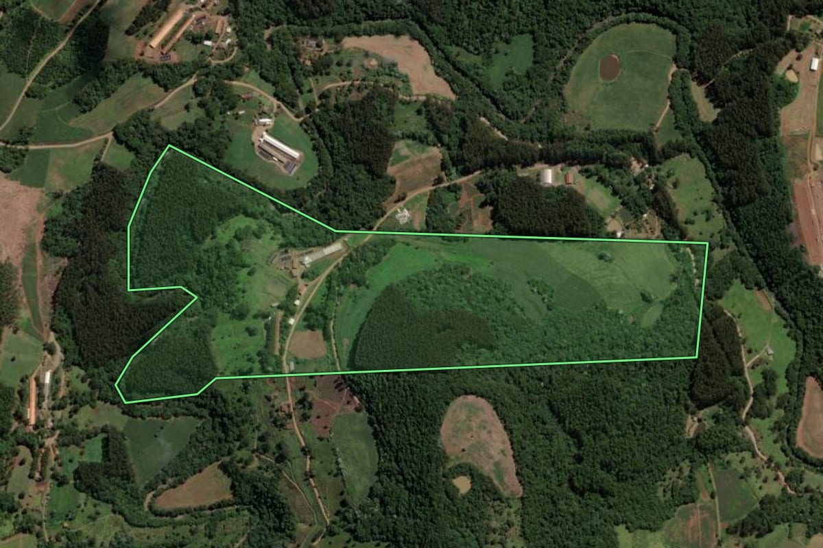 Imagem de satélite do imóvel rural em Lindóia do Sul (SC), com o contorno declarado no CAR desenhado por cima.