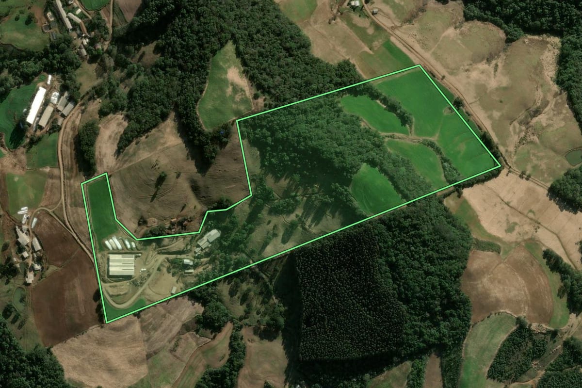 Imagem de satélite do imóvel rural em Lindóia do Sul (SC), com o contorno declarado no CAR desenhado por cima.
