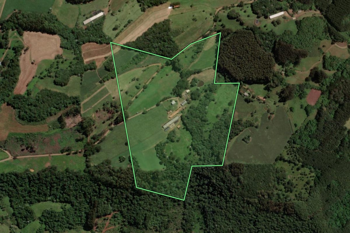 Imagem de satélite do imóvel rural em Lindóia do Sul (SC), com o contorno declarado no CAR desenhado por cima.