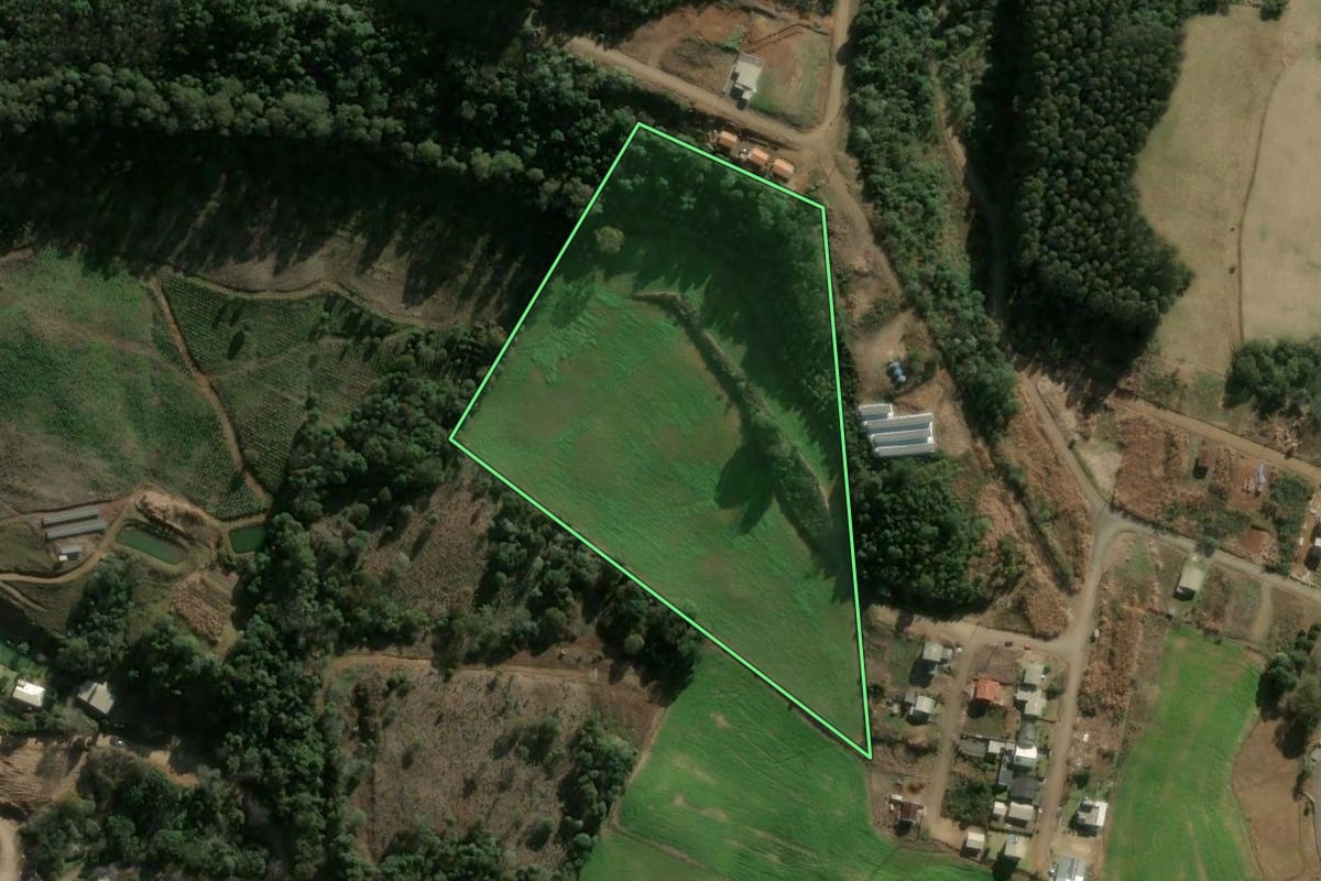 Imagem de satélite do imóvel rural em Lindóia do Sul (SC), com o contorno declarado no CAR desenhado por cima.