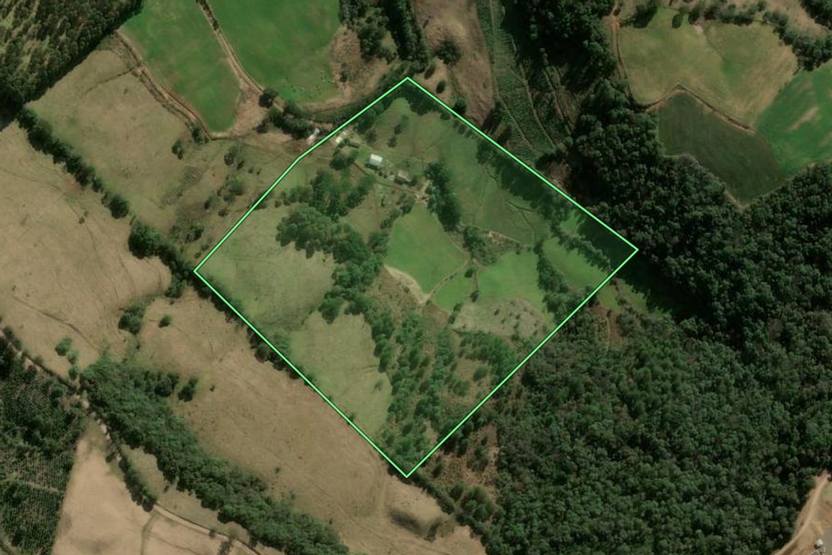 Imagem de satélite do imóvel rural em Lindóia do Sul (SC), com o contorno declarado no CAR desenhado por cima.