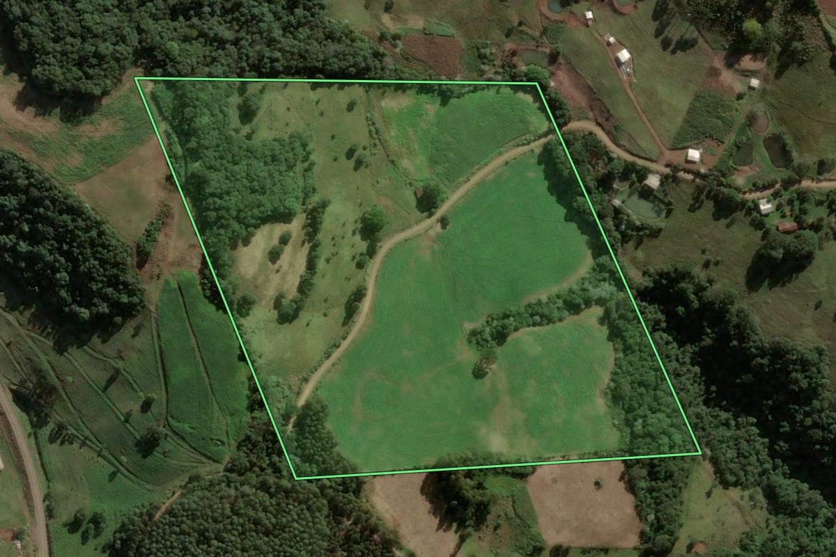 Imagem de satélite do imóvel rural em Lindóia do Sul (SC), com o contorno declarado no CAR desenhado por cima.