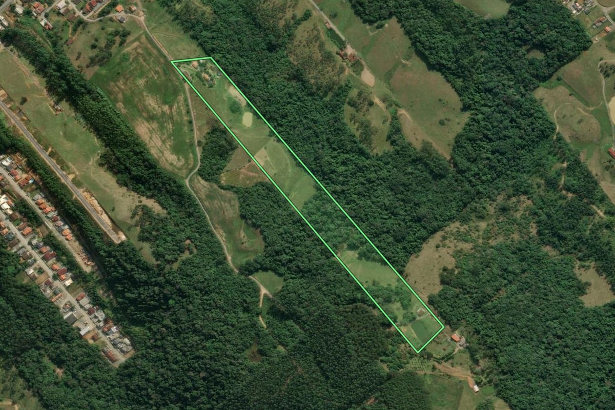 Imagem de satélite do imóvel rural em Lontras (SC), com o contorno declarado no CAR desenhado por cima.