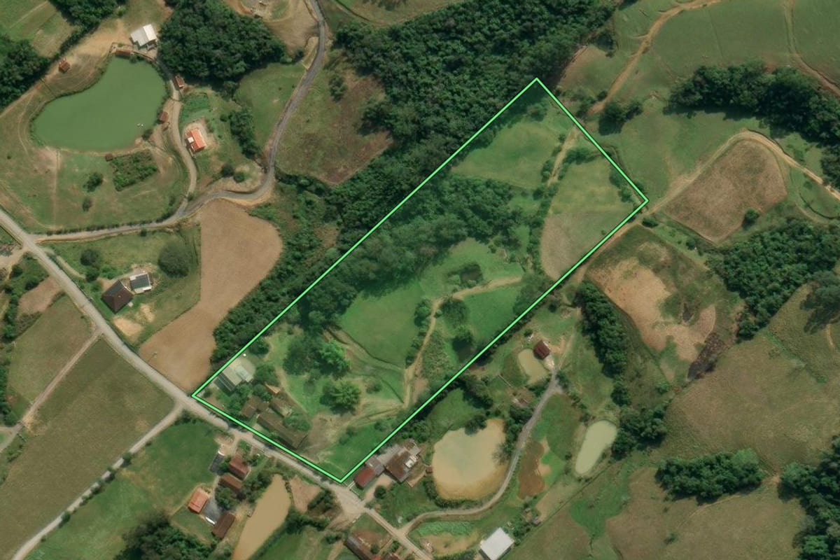 Imagem de satélite do imóvel rural em Lontras (SC), com o contorno declarado no CAR desenhado por cima.
