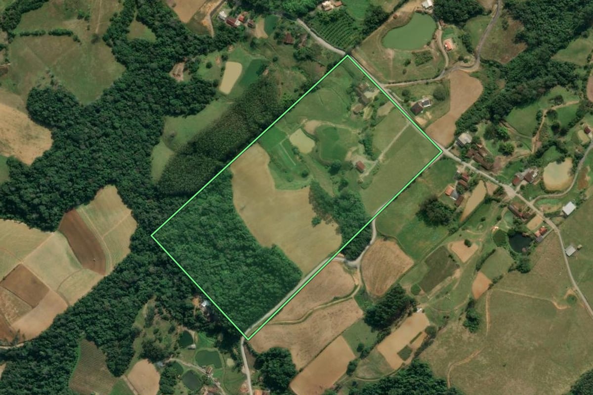 Imagem de satélite do imóvel rural em Lontras (SC), com o contorno declarado no CAR desenhado por cima.