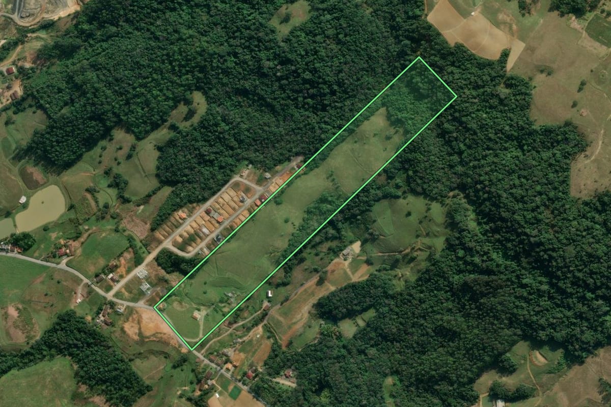Imagem de satélite do imóvel rural em Lontras (SC), com o contorno declarado no CAR desenhado por cima.