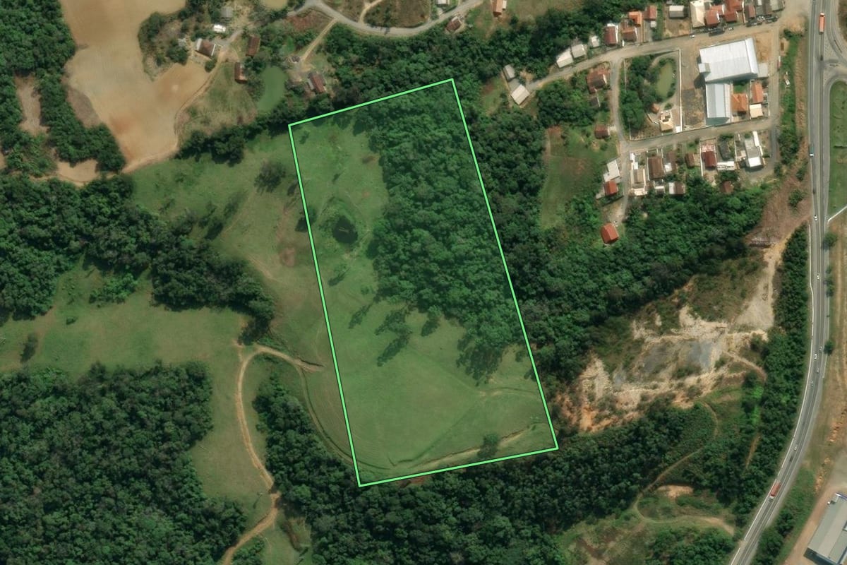 Imagem de satélite do imóvel rural em Lontras (SC), com o contorno declarado no CAR desenhado por cima.