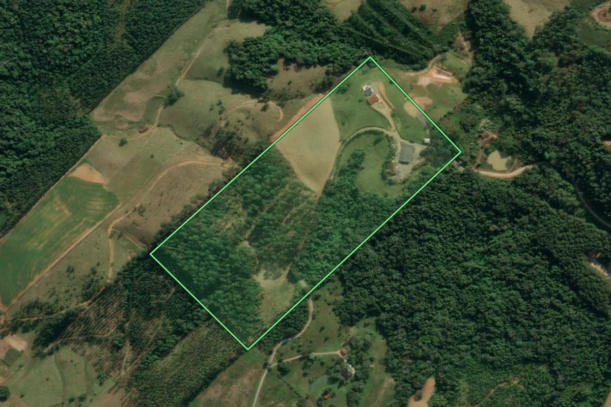 Imagem de satélite do imóvel rural em Lontras (SC), com o contorno declarado no CAR desenhado por cima.