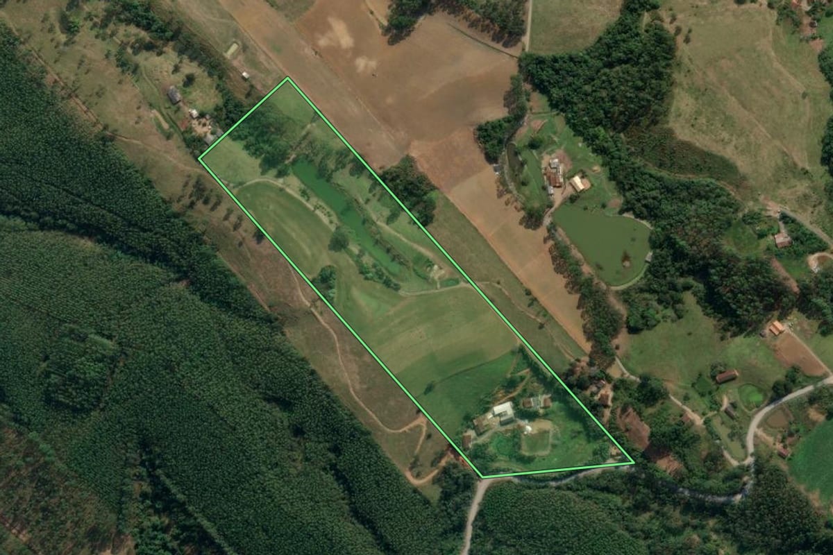 Imagem de satélite do imóvel rural em Lontras (SC), com o contorno declarado no CAR desenhado por cima.