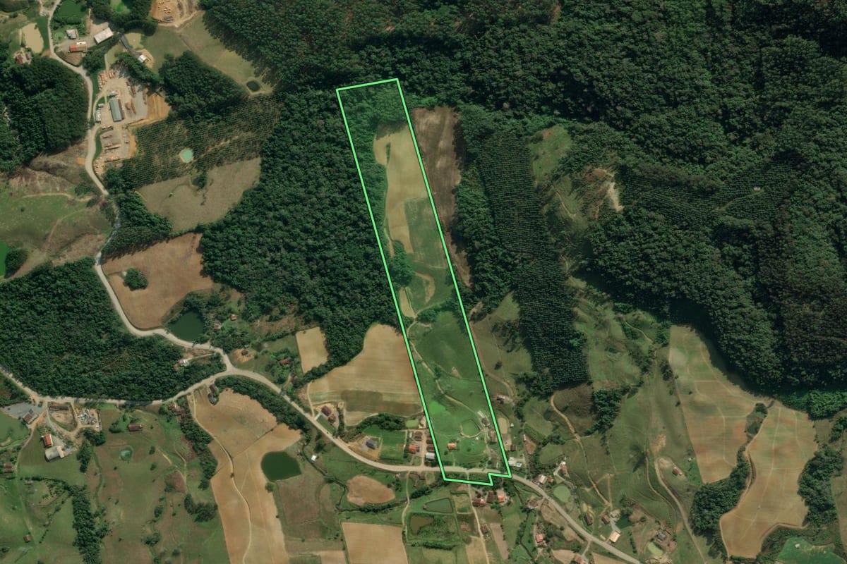 Imagem de satélite do imóvel rural em Lontras (SC), com o contorno declarado no CAR desenhado por cima.