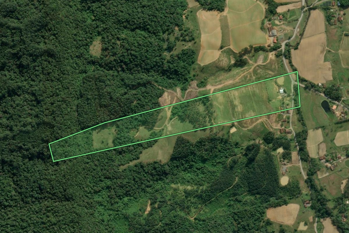 Imagem de satélite do imóvel rural em Lontras (SC), com o contorno declarado no CAR desenhado por cima.