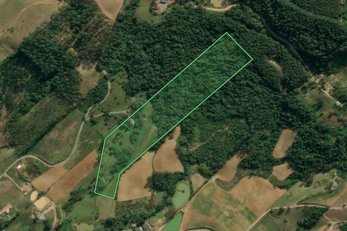 Imagem de satélite do imóvel rural em Lontras (SC), com o contorno declarado no CAR desenhado por cima.