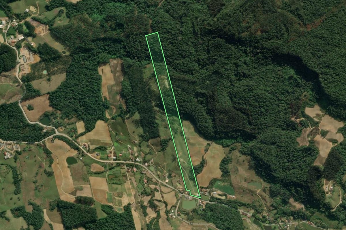 Imagem de satélite do imóvel rural em Lontras (SC), com o contorno declarado no CAR desenhado por cima.