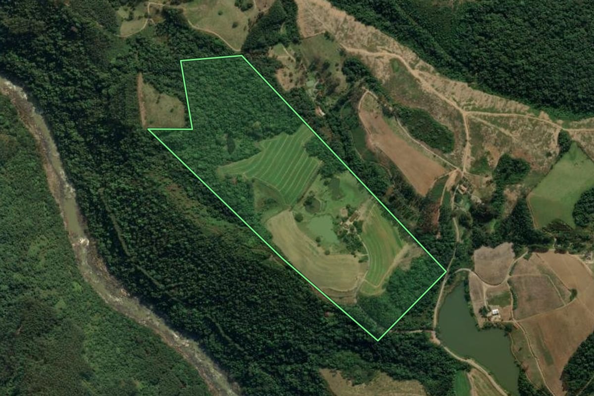 Imagem de satélite do imóvel rural em Lontras (SC), com o contorno declarado no CAR desenhado por cima.