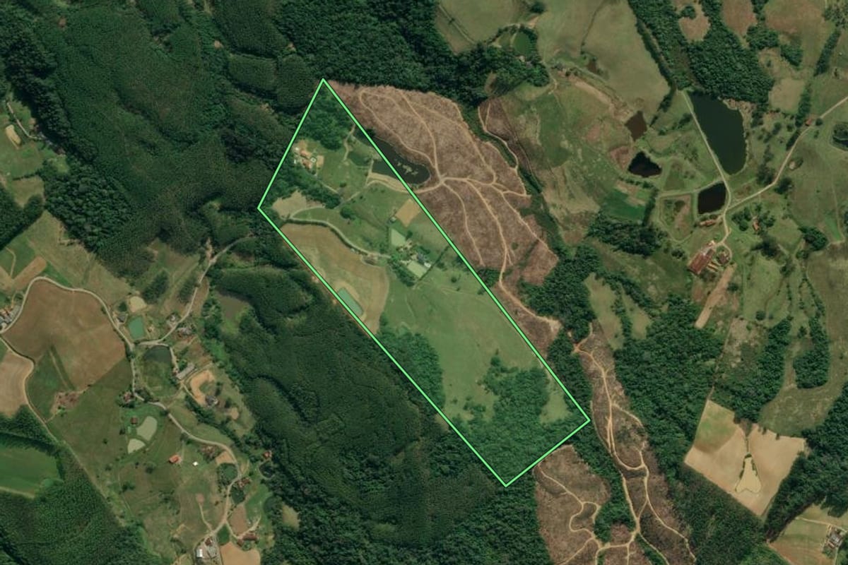 Imagem de satélite do imóvel rural em Lontras (SC), com o contorno declarado no CAR desenhado por cima.
