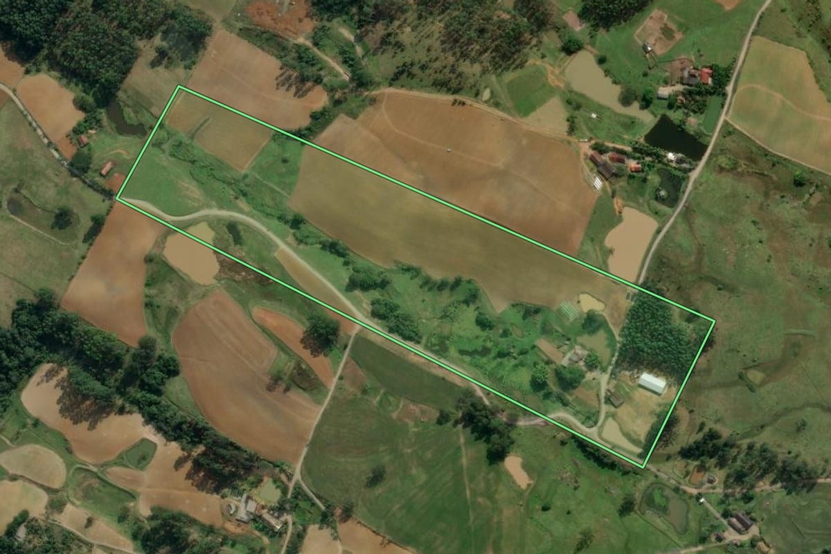 Imagem de satélite do imóvel rural em Lontras (SC), com o contorno declarado no CAR desenhado por cima.