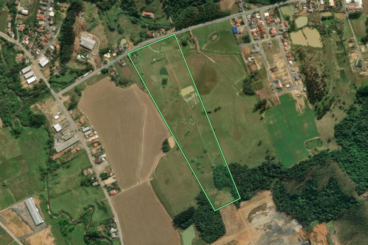 Imagem de satélite do imóvel rural em Lontras (SC), com o contorno declarado no CAR desenhado por cima.