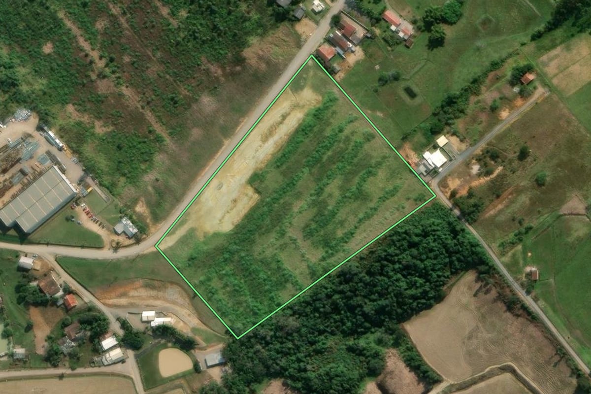 Imagem de satélite do imóvel rural em Lontras (SC), com o contorno declarado no CAR desenhado por cima.