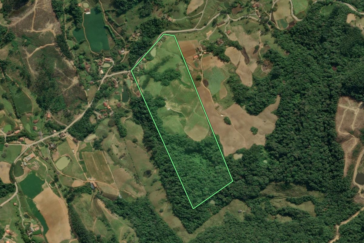 Imagem de satélite do imóvel rural em Lontras (SC), com o contorno declarado no CAR desenhado por cima.