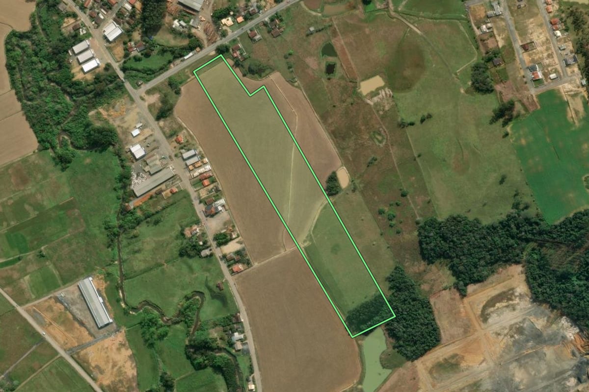 Imagem de satélite do imóvel rural em Lontras (SC), com o contorno declarado no CAR desenhado por cima.