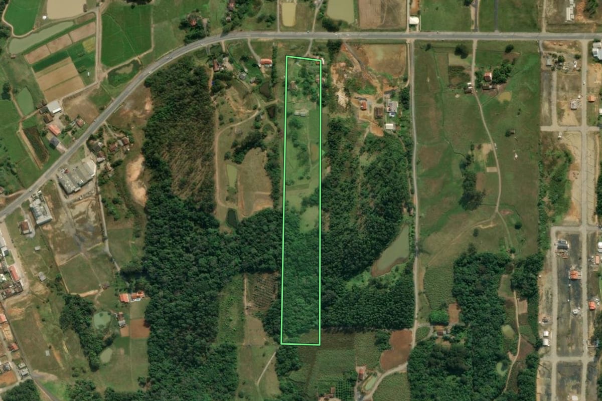 Imagem de satélite do imóvel rural em Lontras (SC), com o contorno declarado no CAR desenhado por cima.