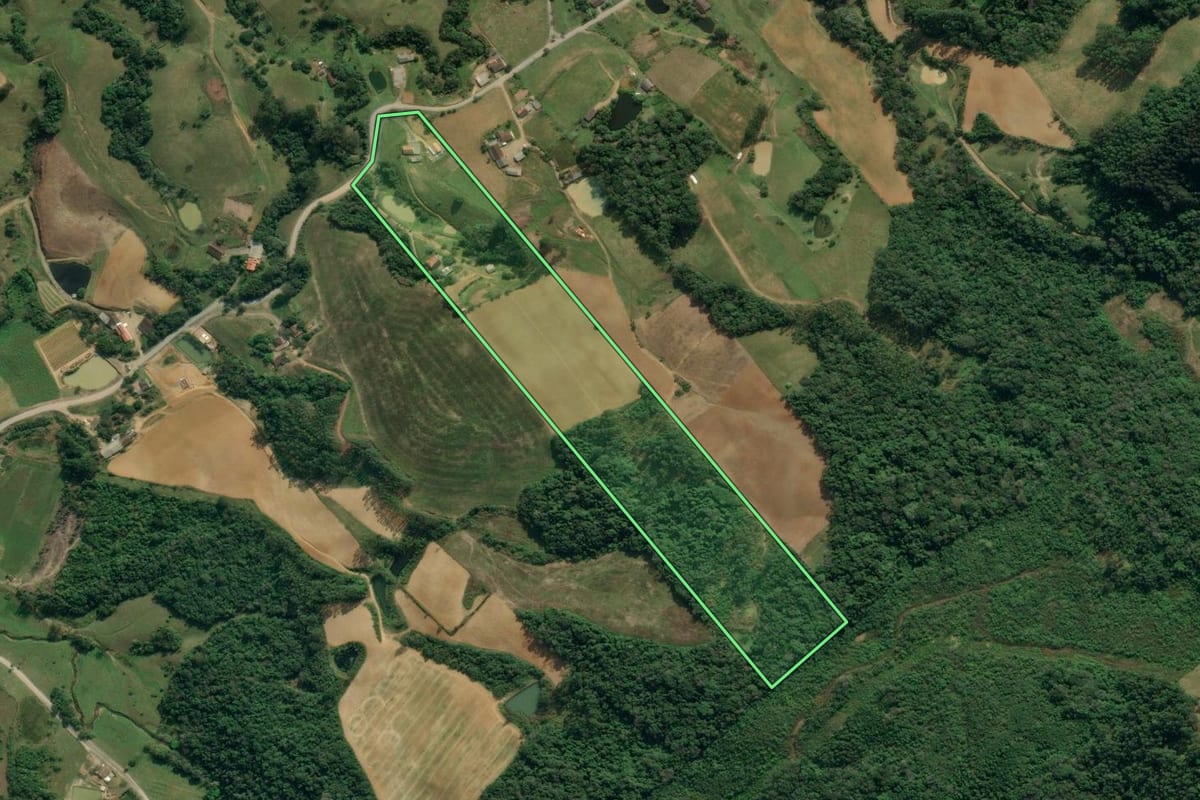Imagem de satélite do imóvel rural em Lontras (SC), com o contorno declarado no CAR desenhado por cima.