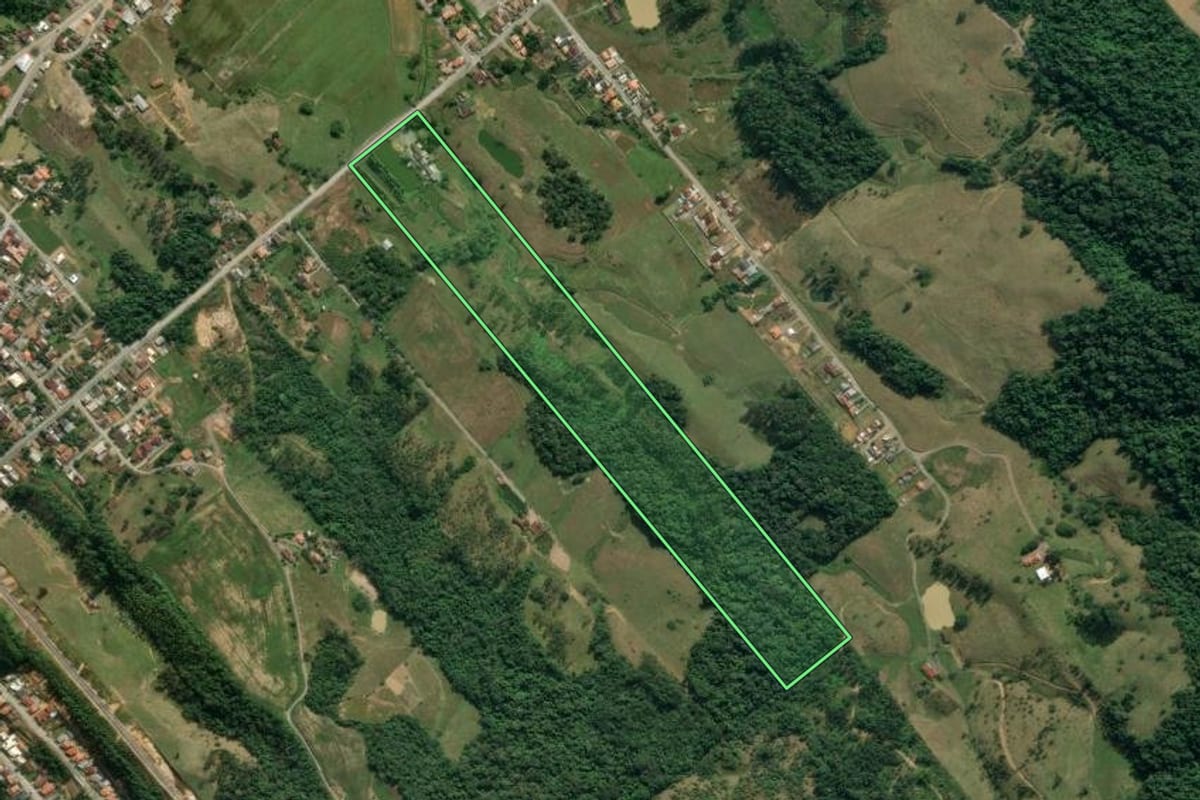 Imagem de satélite do imóvel rural em Lontras (SC), com o contorno declarado no CAR desenhado por cima.