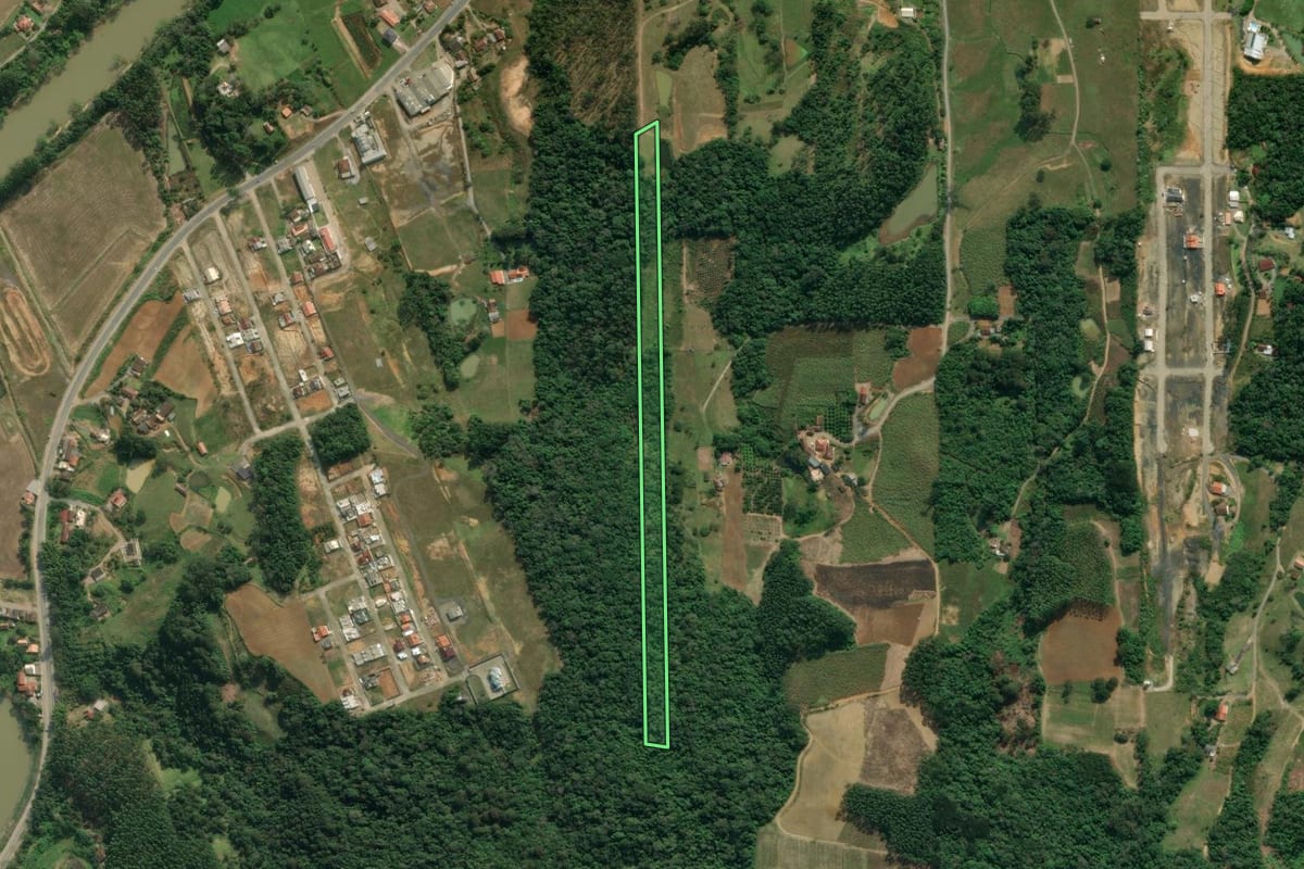 Imagem de satélite do imóvel rural em Lontras (SC), com o contorno declarado no CAR desenhado por cima.